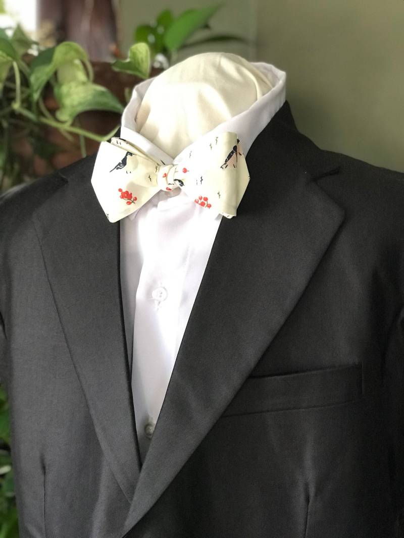 Simply Me Gentlemen | Gents Fliege Bio Stoff Creme Mit Chickadees Und Rotem Akzent Selbstgeknüpft Handgemachte Hochzeit Simply Me Gentlemen | Gents Fliege Bio Stoff Creme Mit Chickadees Und Rotem Akzent Selbstgeknüpft Handgemachte Hochzeit von CasandraQuintero