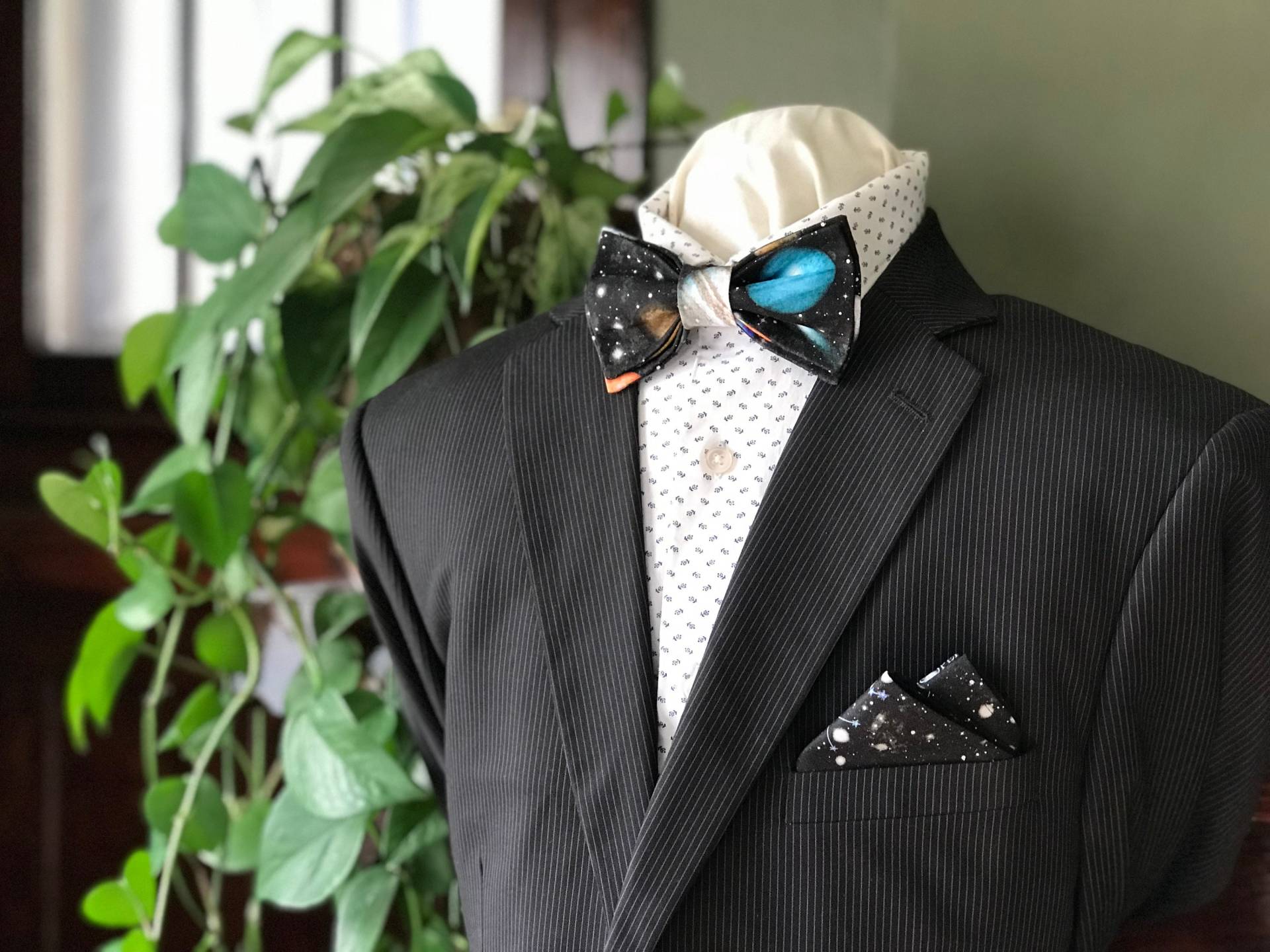 Simply Me Gentlemen | Gents Fliege Planeten & Sterne Sonnensystem Schwarze Verstellbare Mit Handgemachte Hochzeit Simply Me Gentlemen | Gents Fliege Planeten & Sterne Sonnensystem Schwarze Verstellbare Mit Handgemachte Hochzeit von CasandraQuintero