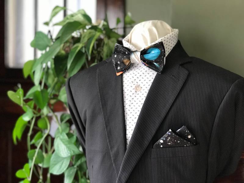 Simply Me Gentlemen | Gents Fliege Planeten & Sterne Sonnensystem Schwarze Verstellbare Mit Handgemachte Hochzeit Simply Me Gentlemen | Gents Fliege Planeten & Sterne Sonnensystem Schwarze Verstellbare Mit Handgemachte Hochzeit von CasandraQuintero