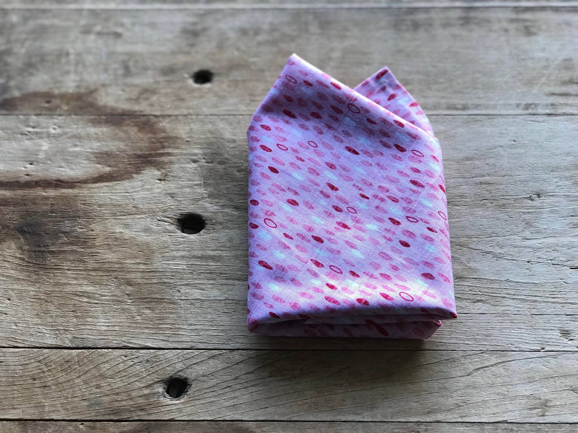 Simply Me Gentlemen ~ Taschenquadell Pink Gepunkteter Zeitungsdruck Valentinstag Handgemacht Geschenk Hochzeit Besonderer Anlass Herrenmode Simply Me Gentlemen ~ Taschenquadell Pink Gepunkteter Zeitungsdruck Valentinstag Handgemacht Geschenk Hochzeit Besonderer Anlass Herrenmode von CasandraQuintero
