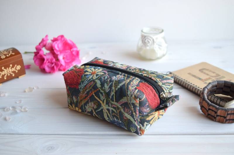 Florale Polstertasche Boxy Zipper Pouch Makeup Kosmetiktasche Wiese von CasesLab