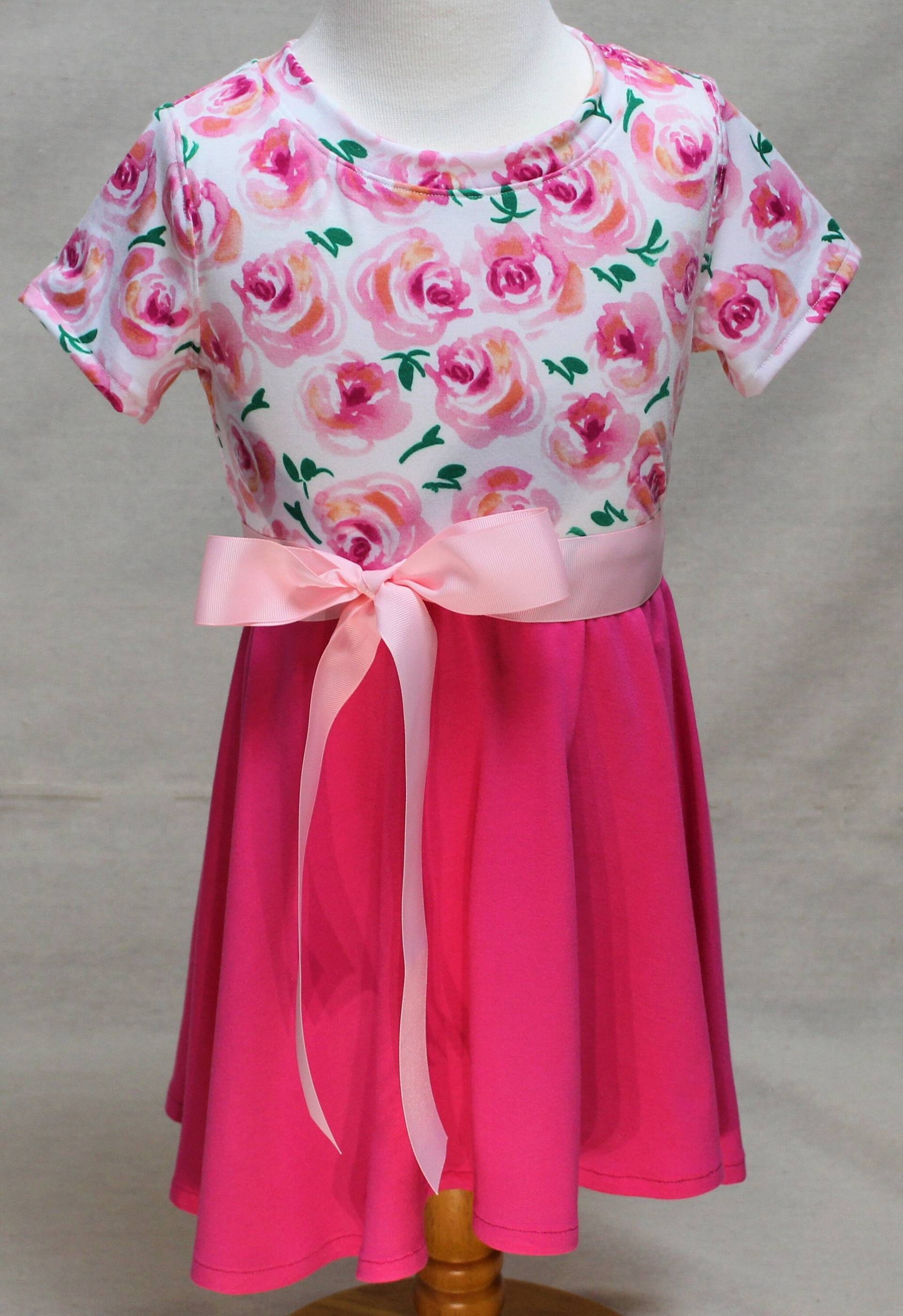 Rosa T-Shirt-Kleid Mit Blumen Mieder Rosa T-Shirt-Kleid Mit Blumen Mieder von CaseyJoCreations