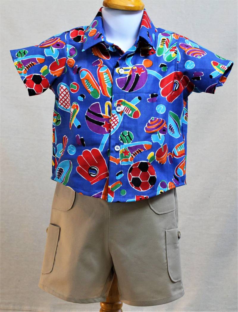 Sport-Print-Shirt Und Cargo-Shorts Sport-Print-Shirt Und Cargo-Shorts von CaseyJoCreations