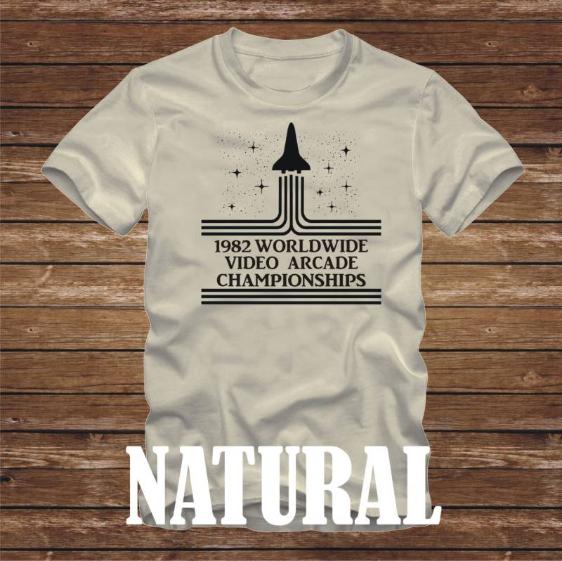 1982 Worldwide Video Arcade Championship T-Shirt Schwarze Tinte Version-Spaß Tshirt Adam Sandler Kevin James Pixel Film Atari Nintendo -438 von CaseysQualityPrints