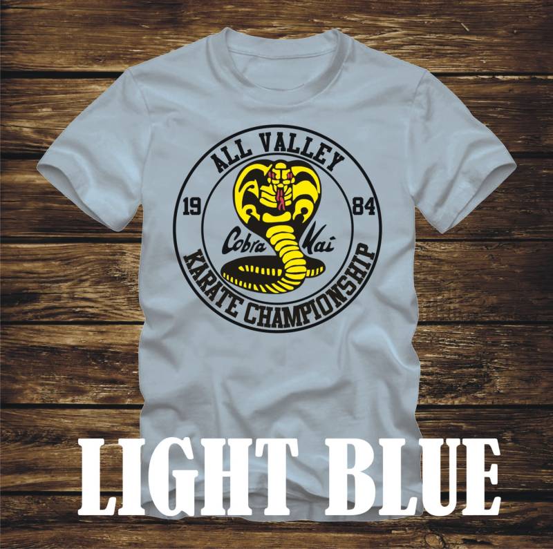 Alle Valley Karate Championship Cobra Kai T-Shirt - Erwachsene Größen Viele Farben-Spaß 80Er Jahre Film-Das Kind Daniel Lerusso Mr Dojo Bonsai von CaseysQualityPrints