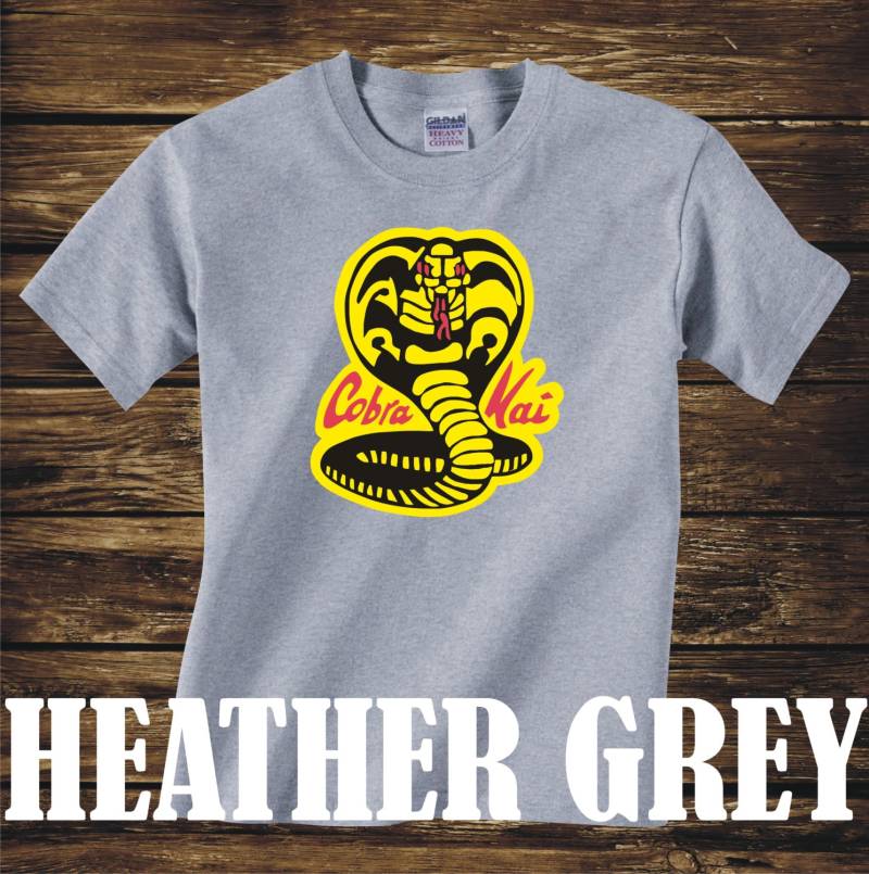 Cobra Kai T-Shirt Schlichten Stil - Erwachsene Größen Viele Farben-Spaß 80Er Jahre Film-Das Karate Kind Daniel Lerusso Mr Miyagi Dojo Geschenk von CaseysQualityPrints