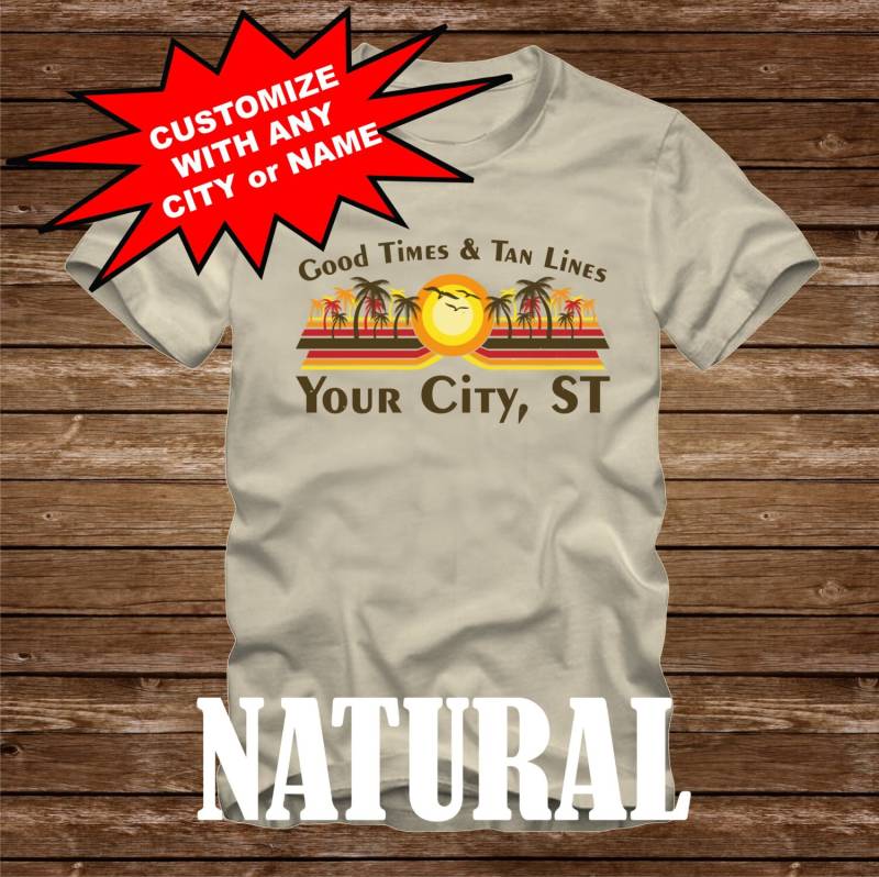Custom Gute Zeiten & Tan Lines - T-Shirt Viele Farben-Erwachsene Größen- Wählen Sie Ihre Stadt/Name Staat Land Etc. Strand Palme Ozean von CaseysQualityPrints
