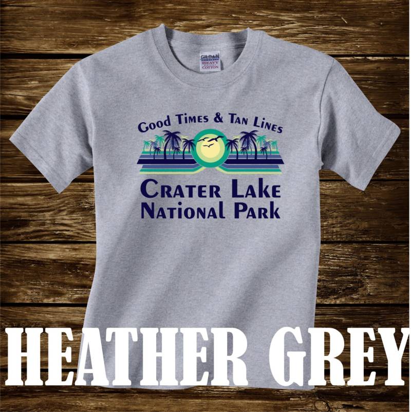Gute Zeiten & Tan Linien Crater Lake Nationalpark T-Shirt - Viele Farben Erwachsene Größen Nicht Übereinstimmende Strand Ozean Küste Lustige Palme von CaseysQualityPrints