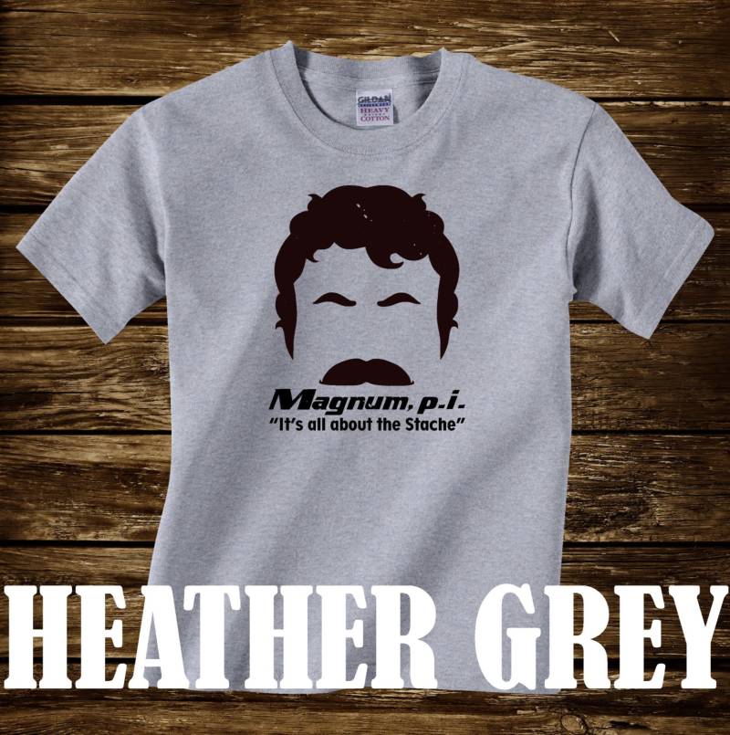 Magnum P.i. Es Ist Alles Über Die Stache Tshirt - Erwachsene Größen Spaß 80Er Jahre Tv Ferrari Hubschrauber Hawaii Tom Selleck Pi -428 von CaseysQualityPrints