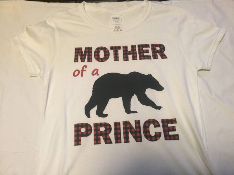 Mutter Eines Prinzen Auf Einem Ehebrecherchen Kleines Weißes T-Shirt-Clearance Section von CaseysQualityPrints