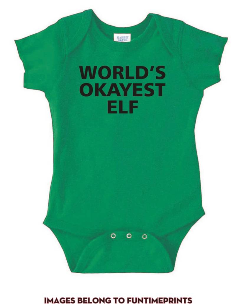 Welt Okayest Elf - Kinder T-Shirt Oder Body Kleinkinder Und Weihnachten Urlaub Lustige Geschwister Familie -Viele Farben-301 Welt Okayest Elf - Kinder T-Shirt Oder Body Kleinkinder Und Weihnachten Urlaub Lustige Geschwister Familie -Viele Farben-301 von CaseysQualityPrints