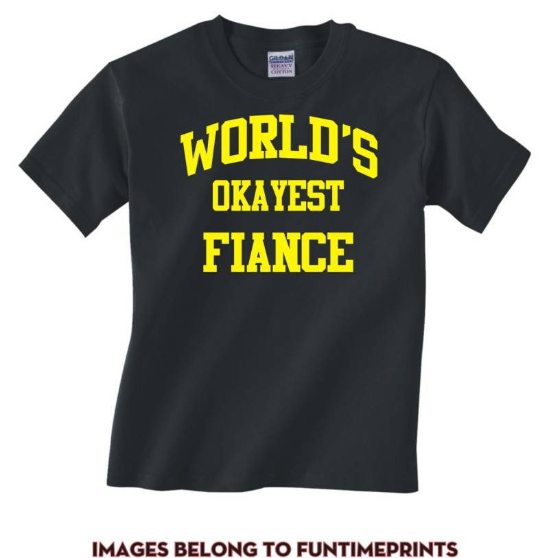 Welt Okayest Fiance - T-Shirt Für Erwachsene Lustige Shirt Geschenk Weihnachten Geburtstag Urlaub Geschwister Familie-Viele Farben-276 von CaseysQualityPrints