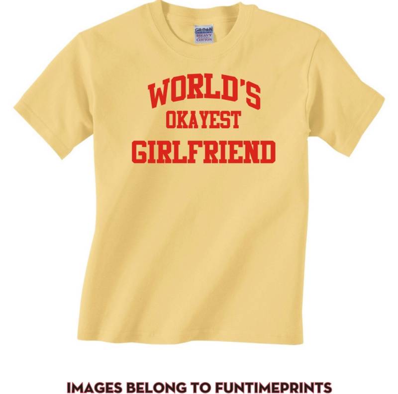 Welt Okayest Girlfriend - T-Shirt Für Erwachsene Lustige Shirt Geschenk Weihnachten Geburtstag Urlaub Geschwister Familie-Viele Farben-273 von CaseysQualityPrints