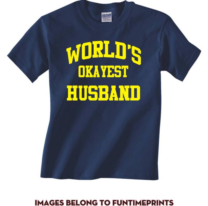 Welt Okayest Husband - T-Shirt Für Erwachsene Lustige Shirt Geschenk Weihnachten Geburtstag Urlaub Geschwister Familie-Viele Farben-274 von CaseysQualityPrints