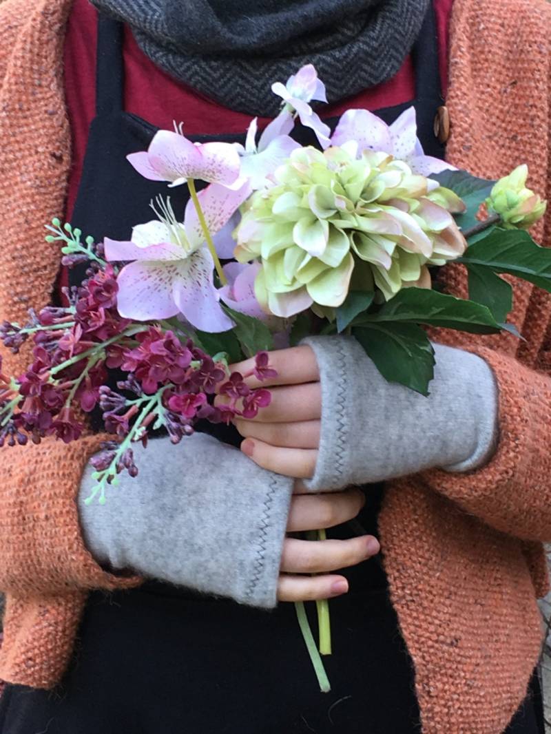 Taubengraue Fingerlose Handschuhe Aus 100% Kaschmir Mit Handgenähten Daumenlöchern von CashooCashmere