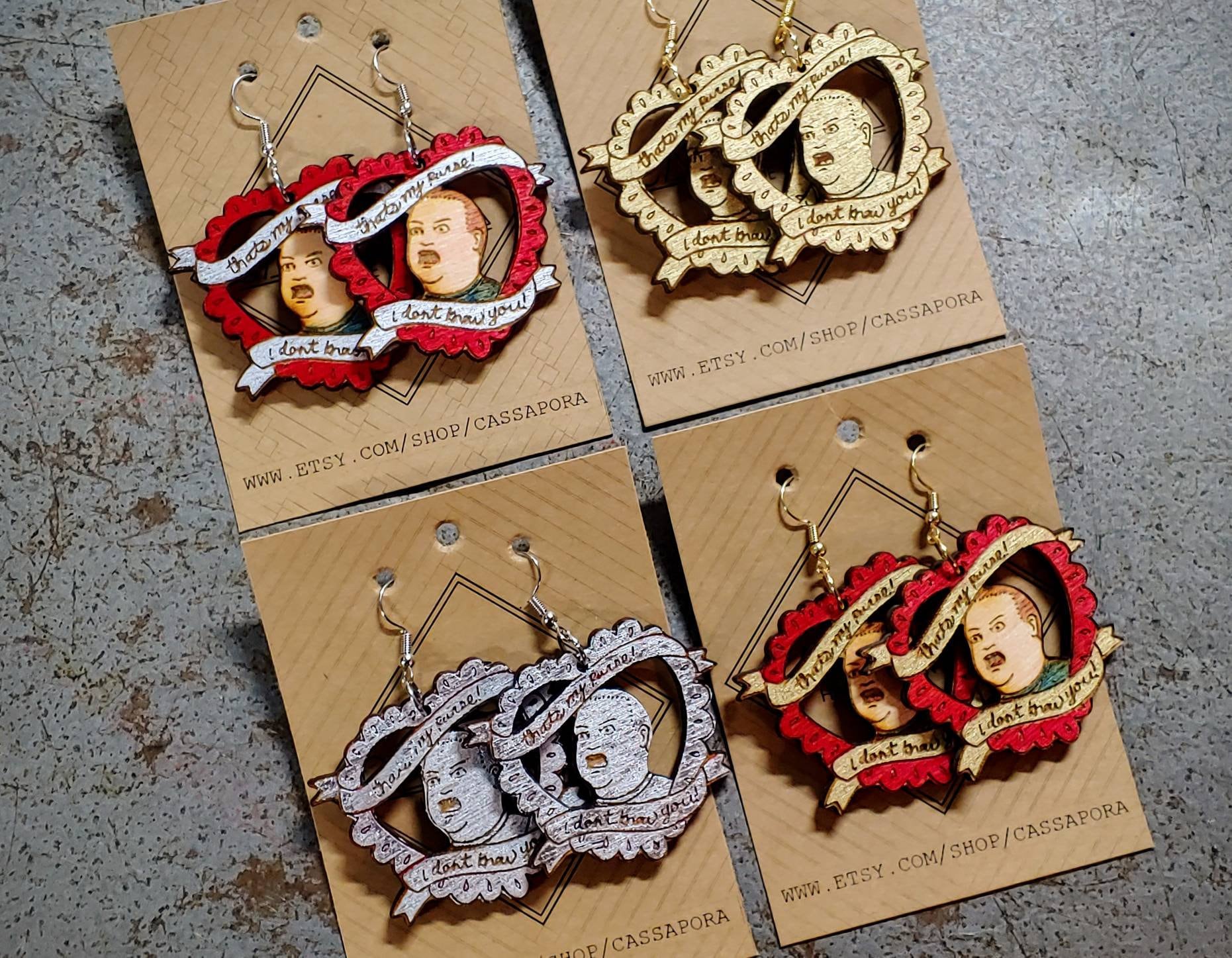 Bobby Ohrringe, Das Ist Meine Geldbörse, Laser Graviertes Holz, Geringes Gewicht Bobby Ohrringe, Das Ist Meine Geldbörse, Laser Graviertes Holz, Geringes Gewicht von Cassapora