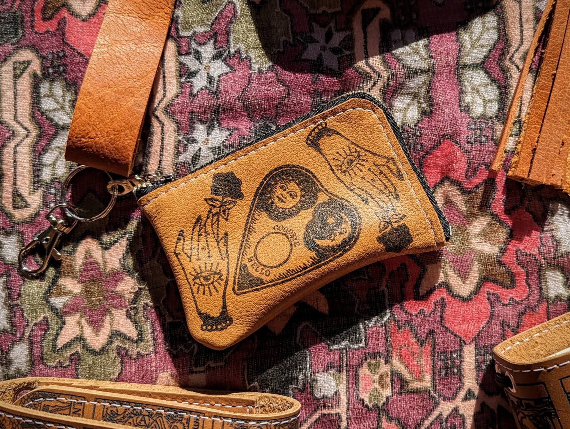 Gruseliger Ouija Print - Kleine Leder Schlüsselanhänger Brieftasche Kartenhalter Geldbörse, Made To Order Gruseliger Ouija Print - Kleine Leder Schlüsselanhänger Brieftasche Kartenhalter Geldbörse, Made To Order von Cassapora