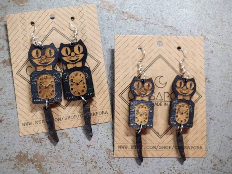 Katzenuhr Ohrringe, Laser Geschnittenes Holz, Holzohrringe, Geringes Gewicht Auf Bestellung Katzenuhr Ohrringe, Laser Geschnittenes Holz, Holzohrringe, Geringes Gewicht Auf Bestellung von Cassapora
