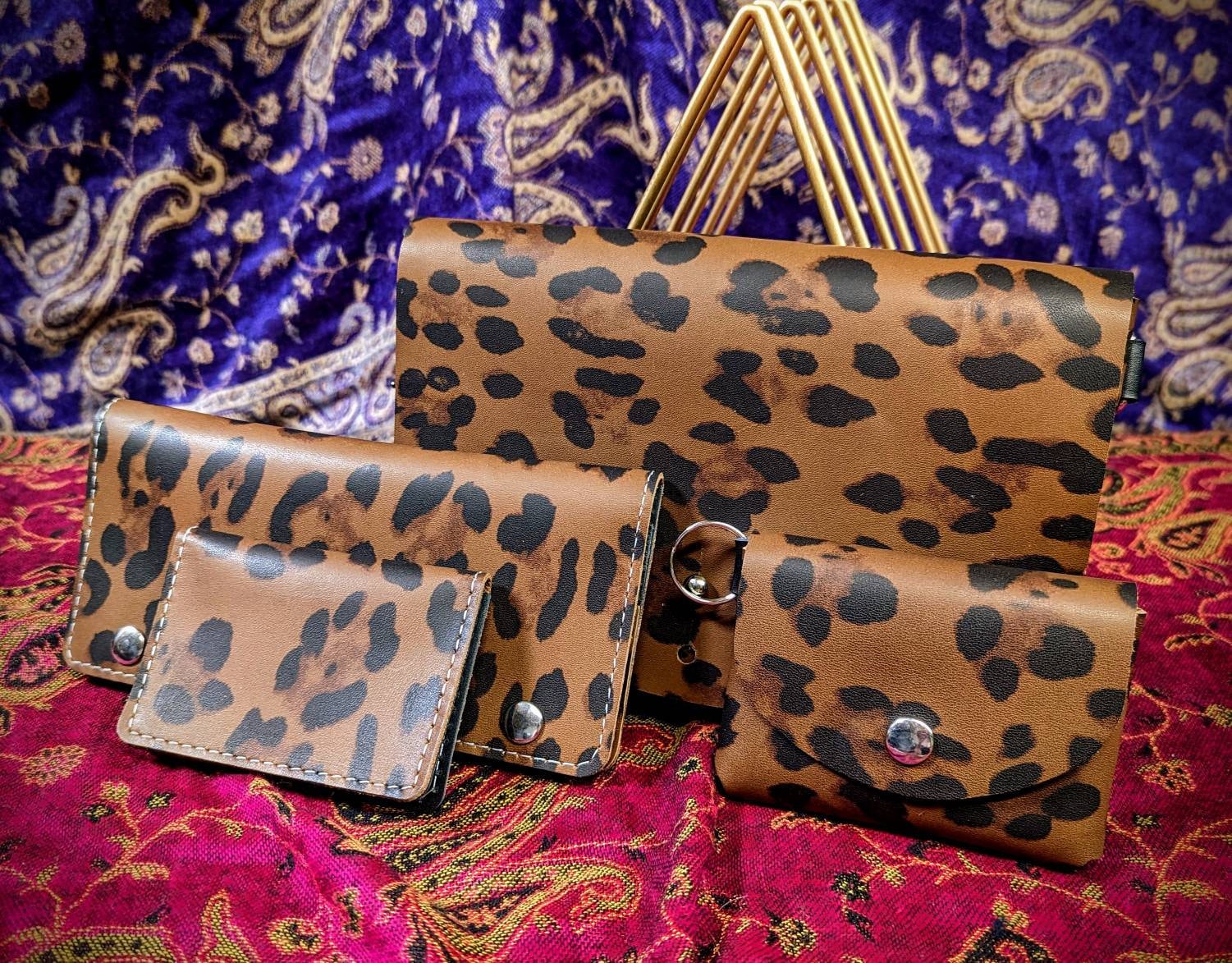 Limited Edition, Leopard Print Kuhfell Kollektion, Clutch, Brieftasche, Schlüsselanhänger Karte Versandfertig Limited Edition, Leopard Print Kuhfell Kollektion, Clutch, Brieftasche, Schlüsselanhänger Karte Versandfertig von Cassapora