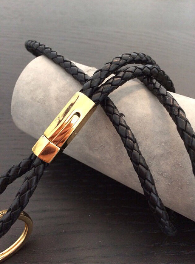Black Lanyard/Schlüsselanhänger Ausweishalter Aus Geflochtenem Bololeder Mit Goldenem Bajonettverschluss Und Schlüsselring Black Lanyard/Schlüsselanhänger Ausweishalter Aus Geflochtenem Bololeder Mit Goldenem Bajonettverschluss Und Schlüsselring von CassenDesign