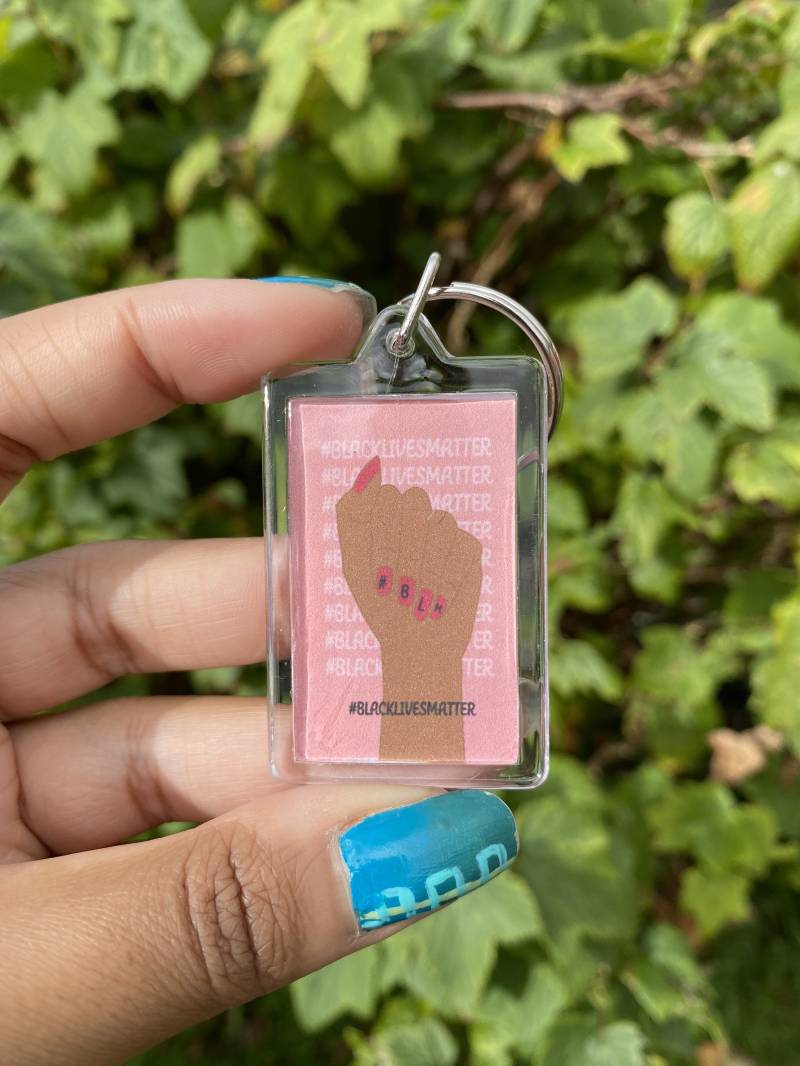 Weibliche Faust Black Lives Matter Nail Art Damen Schlüsselanhänger von Cassiscreative