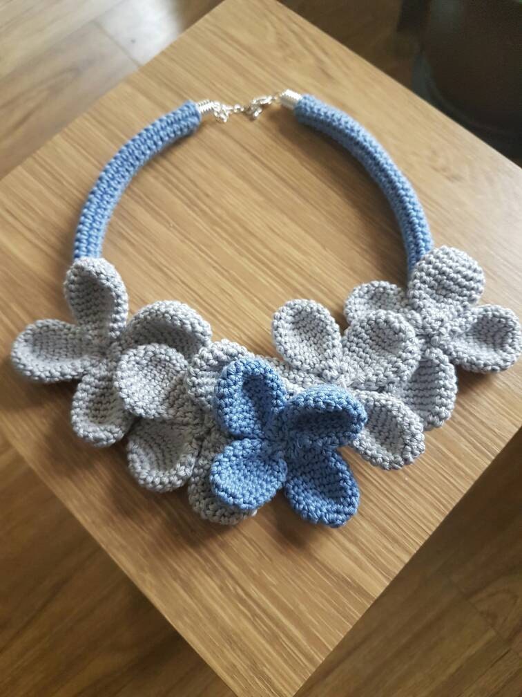 Gehäkelte Blumen Halskette von CastOnCrochet