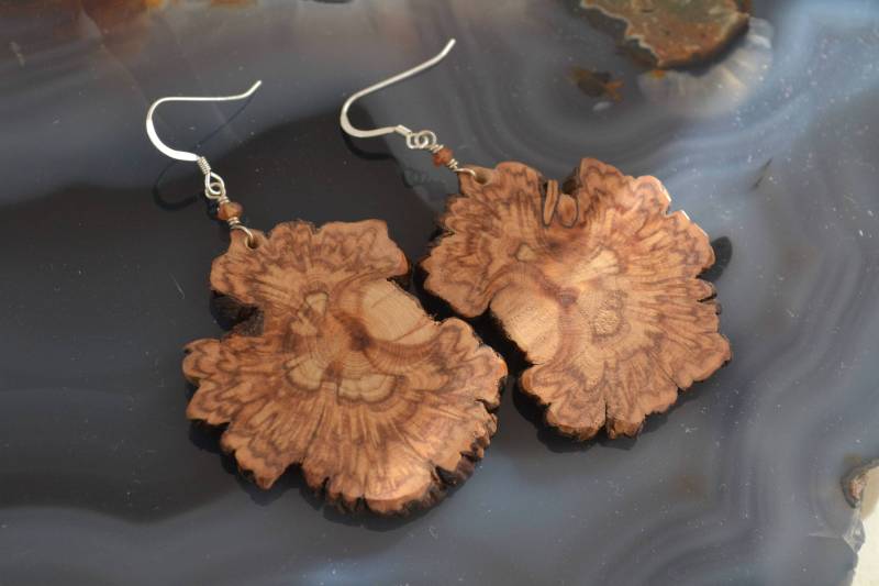 Grafik Colorado Zeder Ohrringe Mit Sterling Silber Und Facettierten Granat Edelstein Grafik Colorado Zeder Ohrringe Mit Sterling Silber Und Facettierten Granat Edelstein von CastilleBoutique