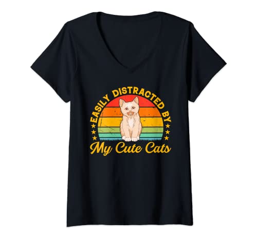 Damen Katzenliebhaber – leicht abgelenkt von meinen süßen Katzen T-Shirt mit V-Ausschnitt Damen Katzenliebhaber – leicht abgelenkt von meinen süßen Katzen T-Shirt mit V-Ausschnitt von Cat Lover & Cat Owner