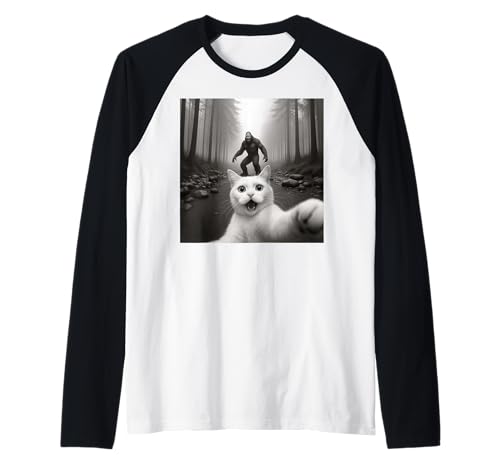 Katze Selfie mit Bigfoot Lustige Katzen Geschenke Männer Frauen Junge Mädchen Raglan von Cat Selfie Bigfoot Apparel Gifts Graphic Tees