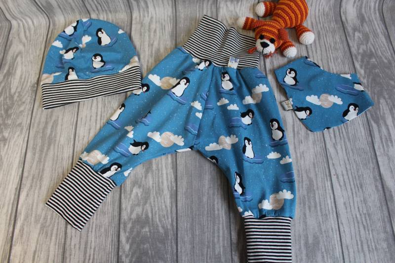 Einzelstück in Gr. 62/68 3 Tlg.set Kleiner Pinguin, Petrol, Pumphose, Beanie + Halstuch Einzelstück in Gr. 62/68 3 Tlg.set Kleiner Pinguin, Petrol, Pumphose, Beanie + Halstuch von Cat55DE
