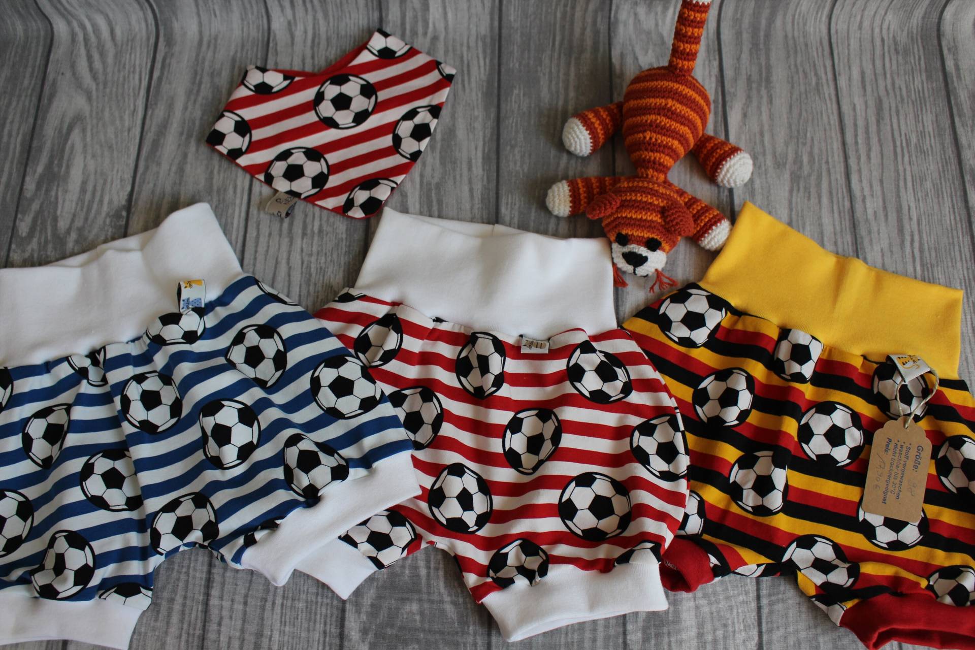 Kurze Sommerhose/Pumpshorts Fußball 3 Farben Machbar, Auch Als Set Mit Halstuch von Cat55DE