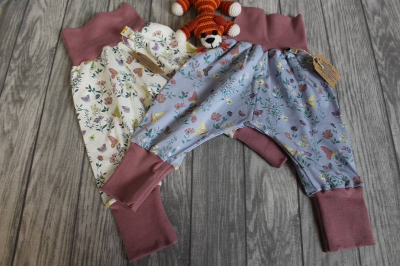 Pumphose/Mitwachshose Blümchen Und Schmetterlinge Cremeweiß Oder Hellblau Pumphose/Mitwachshose Blümchen Und Schmetterlinge Cremeweiß Oder Hellblau von Cat55DE