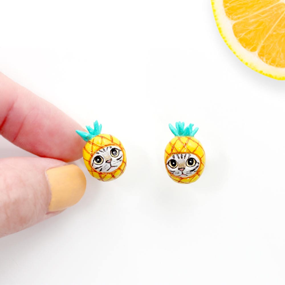 Ananas Katze Ohrringe, Ohrstecker Aus Polymerton, Hand Geformt, Katzenskulptur, Geschenke Für Katzenliebhaber Ananas Katze Ohrringe, Ohrstecker Aus Polymerton, Hand Geformt, Katzenskulptur, Geschenke Für Katzenliebhaber von CatBrothers