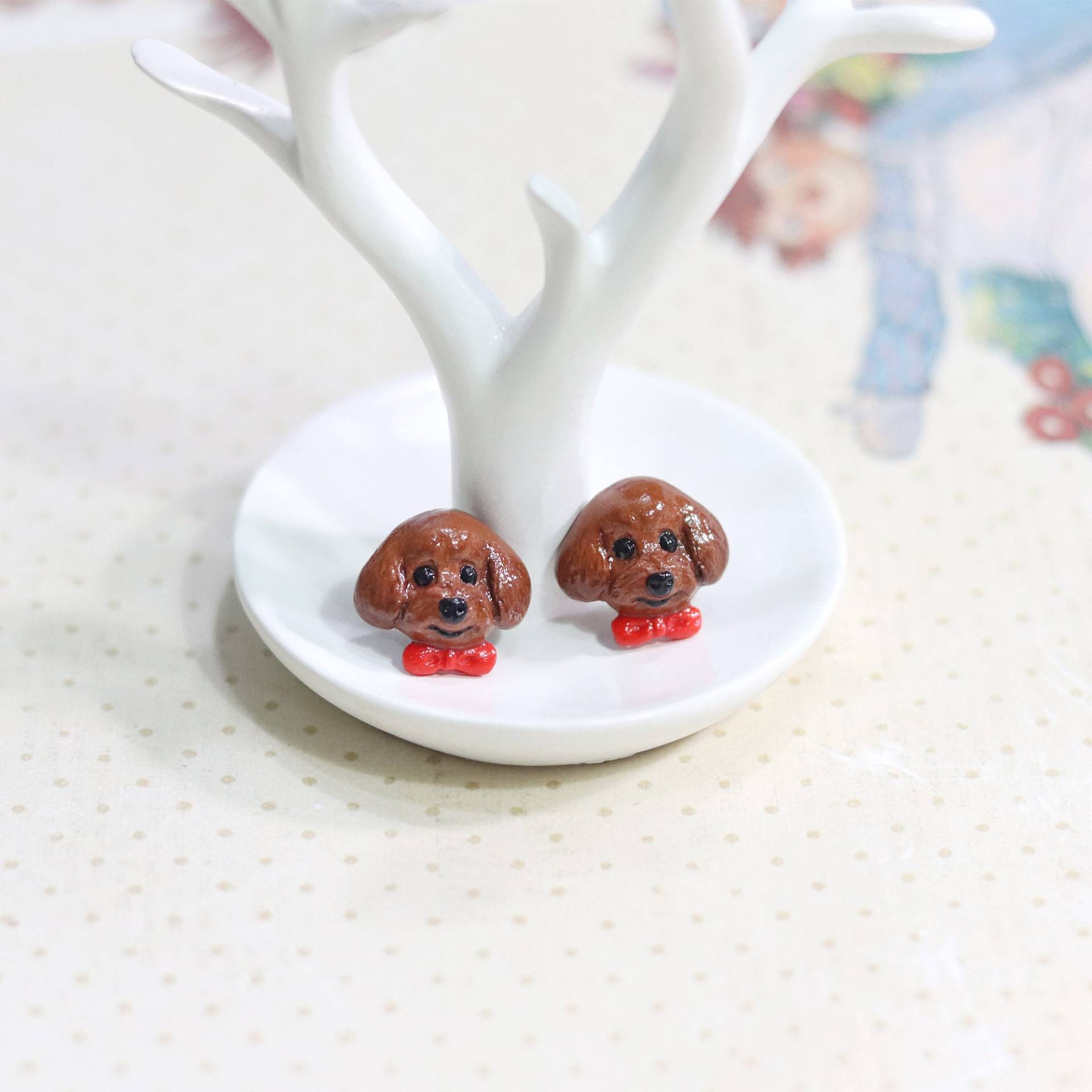 Braune Zwergpudelhund Ohrringe Mit Roter Schleife, Pudelhund Ohrstecker, Fimo Hund, Braune Pudelohrringe Hundeliebhaber Geschenk Braune Zwergpudelhund Ohrringe Mit Roter Schleife, Pudelhund Ohrstecker, Fimo Hund, Braune Pudelohrringe Hundeliebhaber Geschenk von CatBrothers