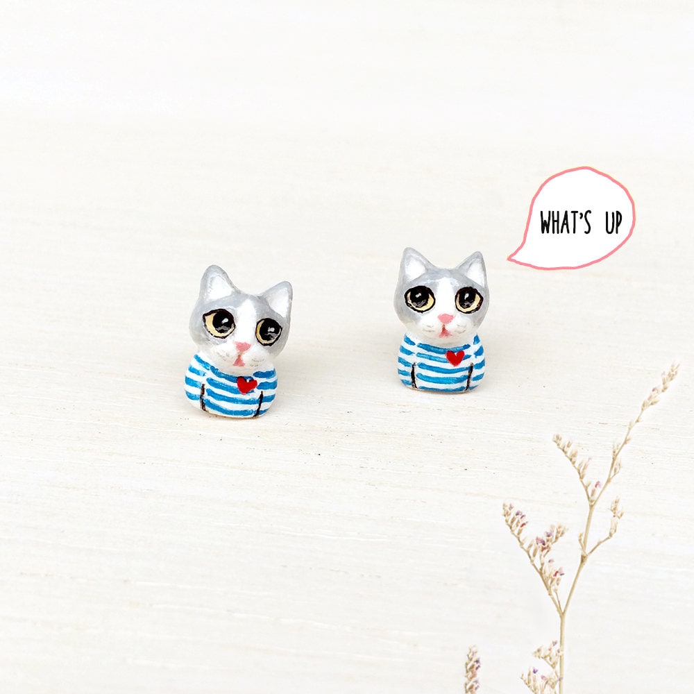 Coole Katze Mit Blauen Gestreiften Hemdohrringen, Katzenohrstecker, Polymer-Ton-Katze, Katzenskulptur, Graue Katzenohrringe, Geschenke Für Coole Katze Mit Blauen Gestreiften Hemdohrringen, Katzenohrstecker, Polymer-Ton-Katze, Katzenskulptur, Graue Katzenohrringe, Geschenke Für von CatBrothers