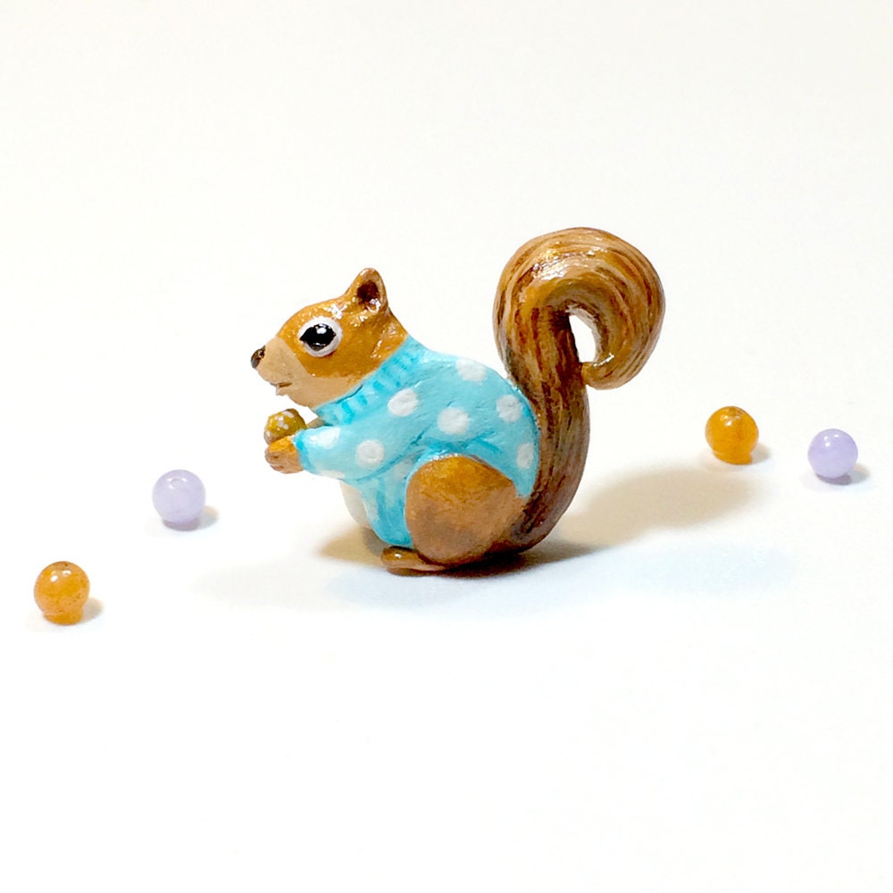 Eichhörnchen Tragen Polka Dot Pullover Brosche, Pin, Skulptur, Geschenke Für Tierliebhaber, Handmade Pin Unikat Eichhörnchen Tragen Polka Dot Pullover Brosche, Pin, Skulptur, Geschenke Für Tierliebhaber, Handmade Pin Unikat von CatBrothers