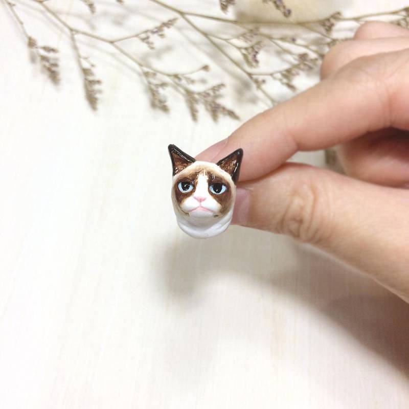 Grumpy Cat Brosche, Pin, Katze Aus Polymer Clay, Katzenskulptur, Miniaturkatzenpin, Geschenke Für Katzenliebhaber Grumpy Cat Brosche, Pin, Katze Aus Polymer Clay, Katzenskulptur, Miniaturkatzenpin, Geschenke Für Katzenliebhaber von CatBrothers