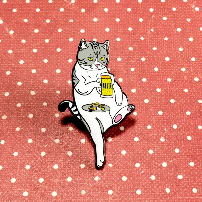 Katze Trinkt Bier Pin, Harter Emaille Pin Mit Gummi Clutch, Katzen Anstecknadel, Lustige Katzenliebhaber Geschenk Katze Trinkt Bier Pin, Harter Emaille Pin Mit Gummi Clutch, Katzen Anstecknadel, Lustige Katzenliebhaber Geschenk von CatBrothers