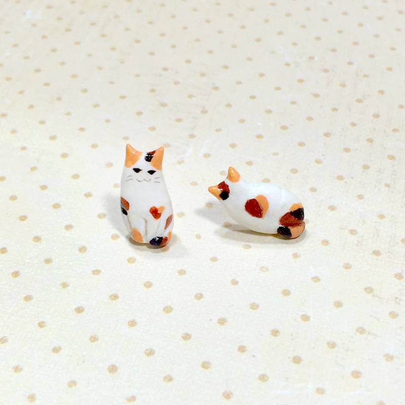 Kleine Glückskatzenohrringe, Katzen Ohrstecker, Polymer Clay Katze, Geschenke Für Katzenliebhaber, Katzenskulptur Kleine Glückskatzenohrringe, Katzen Ohrstecker, Polymer Clay Katze, Geschenke Für Katzenliebhaber, Katzenskulptur von CatBrothers