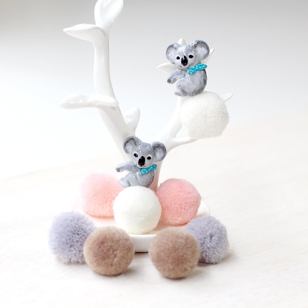 Koala Ohrstecker Mit Pom Pom, Ohrringe, Polymer Clay Koala, Tier Liebhaber Geschenk, Kawaii Schmuck Koala Ohrstecker Mit Pom Pom, Ohrringe, Polymer Clay Koala, Tier Liebhaber Geschenk, Kawaii Schmuck von CatBrothers