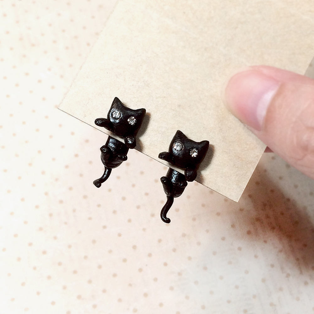 Schwarze Katzen Ohrringe, Zweiteilige Ohrstecker, Katze Klammernde Polymer Clay Katze, Katzenliebhaber Geschenke Schwarze Katzen Ohrringe, Zweiteilige Ohrstecker, Katze Klammernde Polymer Clay Katze, Katzenliebhaber Geschenke von CatBrothers
