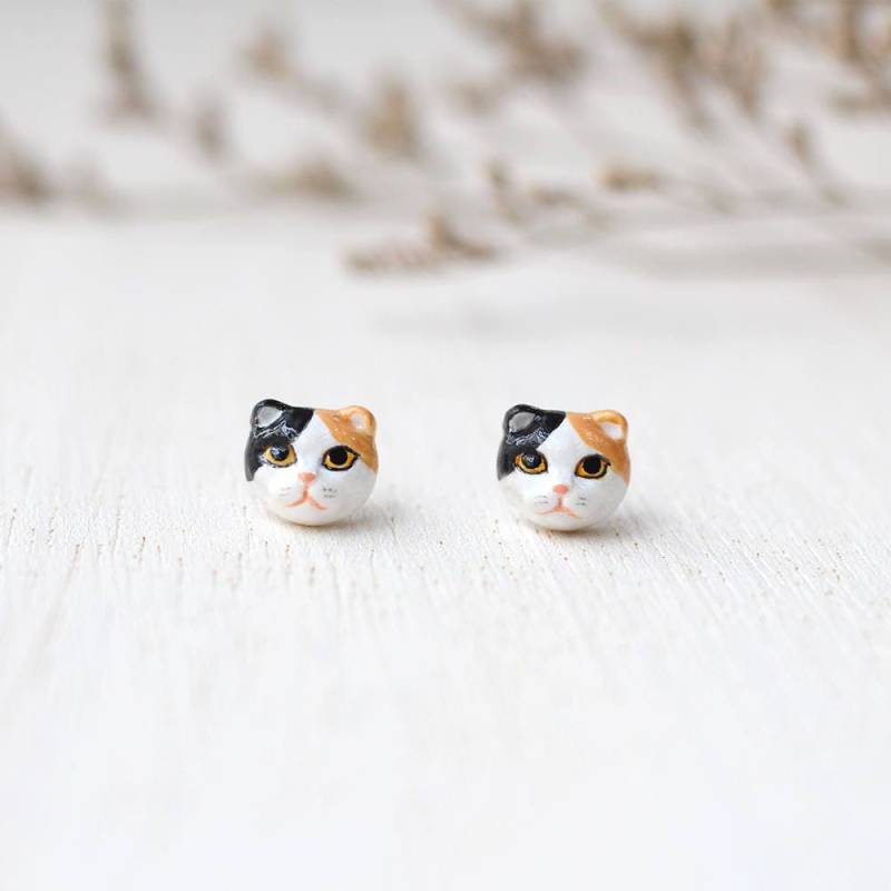 Scottish Fold Katze Ohrringe, Ohrstecker, Ohrringe Aus Polymer Clay, Handgemachter Katzen Schmuck, Geschenk Für Katzenliebhaber Scottish Fold Katze Ohrringe, Ohrstecker, Ohrringe Aus Polymer Clay, Handgemachter Katzen Schmuck, Geschenk Für Katzenliebhaber von CatBrothers