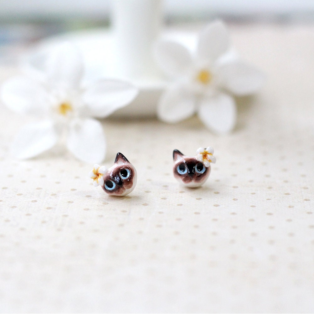 Siamkatze Mit Plumeria Blume Ohrringe, Katzenohrstecker, Katzenskulptur, Fimo Katze, Geschenke Für Katzenliebhaber Siamkatze Mit Plumeria Blume Ohrringe, Katzenohrstecker, Katzenskulptur, Fimo Katze, Geschenke Für Katzenliebhaber von CatBrothers