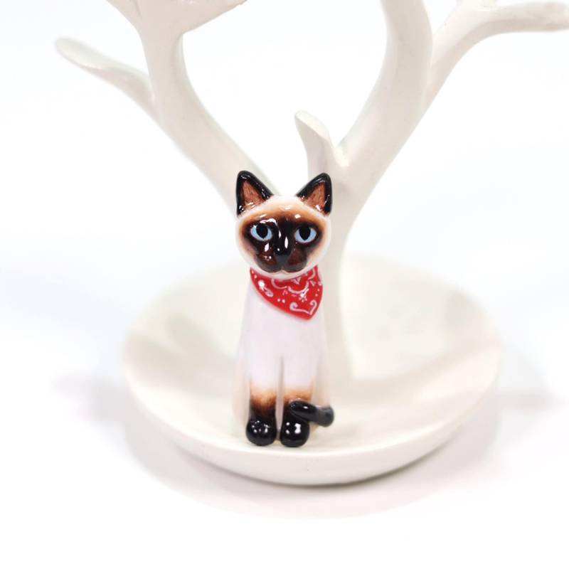 Siamkatze Mit Rotem Schal, Brosche Für Katzenliebhaber, Anstecker, Brosche, Fimo Katze, Katzenskulptur, Katzenliebhaber Geschenke Siamkatze Mit Rotem Schal, Brosche Für Katzenliebhaber, Anstecker, Brosche, Fimo Katze, Katzenskulptur, Katzenliebhaber Geschenke von CatBrothers