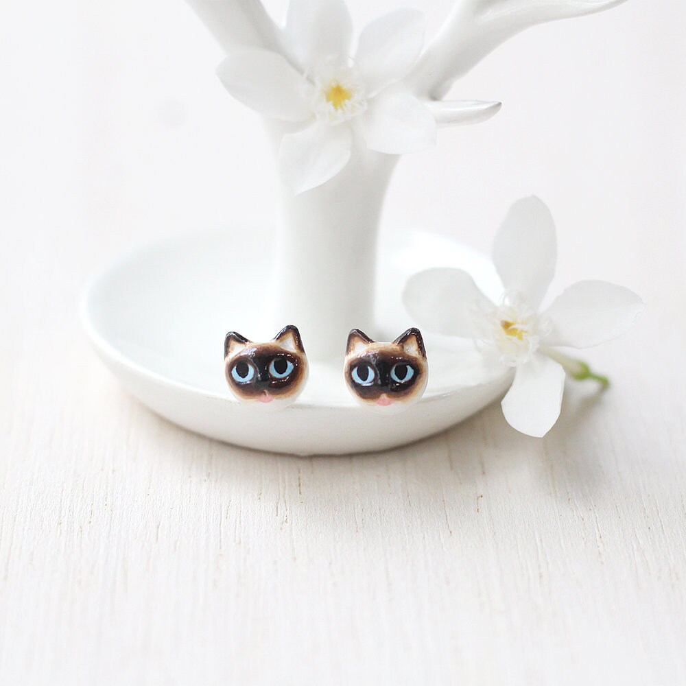 Siamkatze Ohrringe, Katzenohrstecker, Polymer Clay Katze, Geschenke Für Katzenliebhaber, Katzenskulptur Siamkatze Ohrringe, Katzenohrstecker, Polymer Clay Katze, Geschenke Für Katzenliebhaber, Katzenskulptur von CatBrothers
