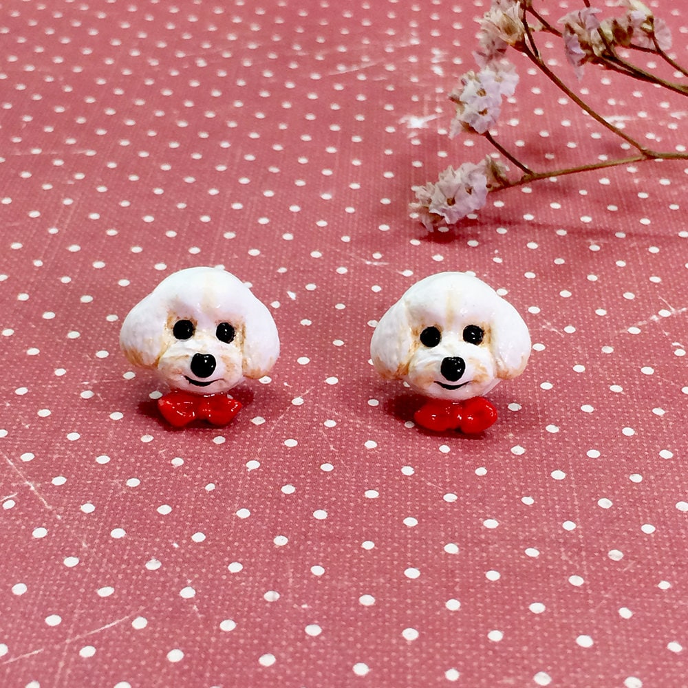Weiße Zwergpudelhund Ohrringe Mit Roter Schleife, Pudelhund Ohrstecker, Polymer Clay Hund, Weiße Pudelohrringe Hundeliebhaber Geschenk Weiße Zwergpudelhund Ohrringe Mit Roter Schleife, Pudelhund Ohrstecker, Polymer Clay Hund, Weiße Pudelohrringe Hundeliebhaber Geschenk von CatBrothers