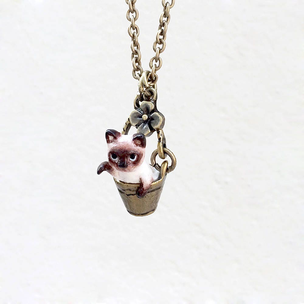 Winzige Siamkatze Im Eimer Halskette, Kleine Siamese Katze Anhänger, Miniature Einzigartiger Schmuck, Liebhaber Geschenk Winzige Siamkatze Im Eimer Halskette, Kleine Siamese Katze Anhänger, Miniature Einzigartiger Schmuck, Liebhaber Geschenk von CatBrothers