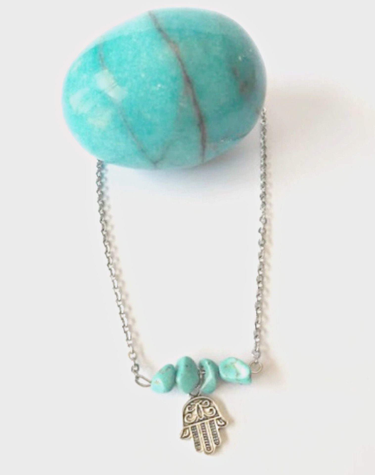 Edelstahl Silberkette Mit Türkisen Perlen Und Dem Hamsa Hand Anhänger Edelstahl Silberkette Mit Türkisen Perlen Und Dem Hamsa Hand Anhänger von CatCraftsAtelier