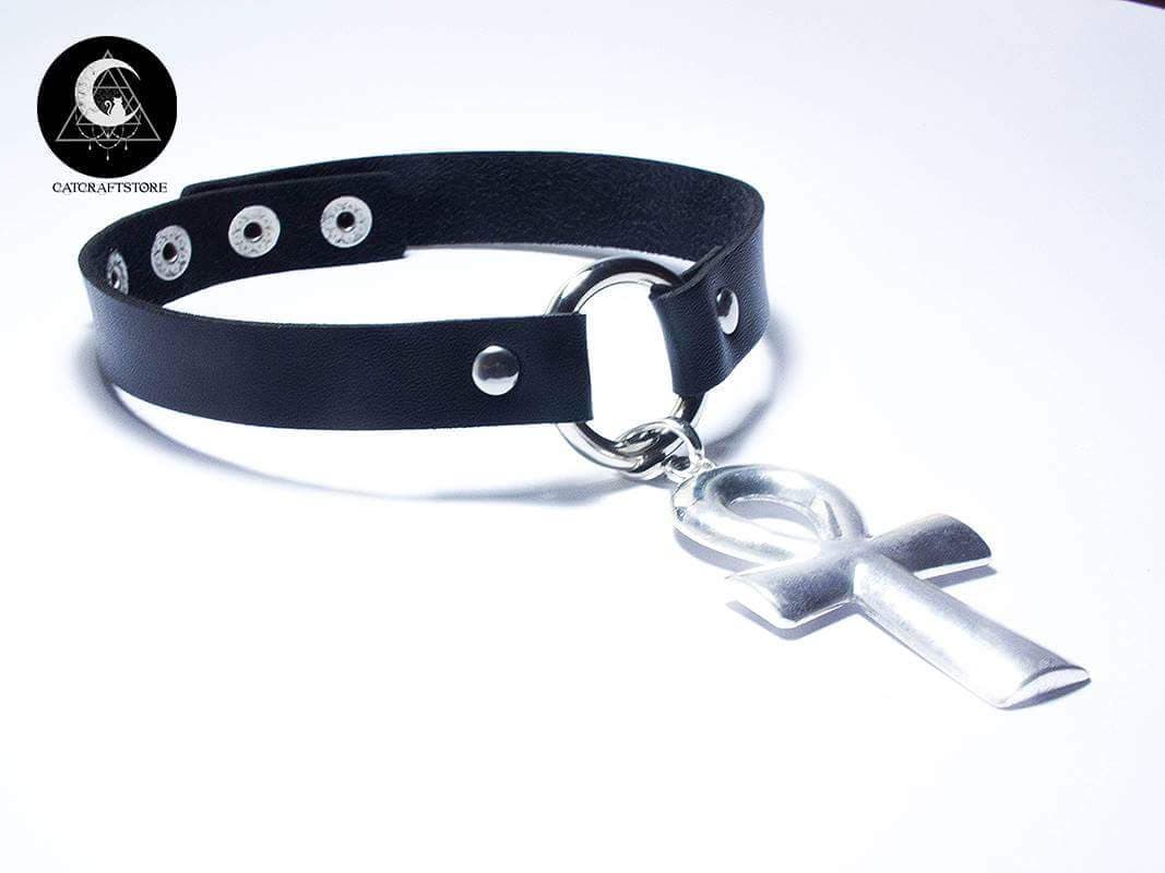 Gargantilha Robusta De Couro Vegano Preto Con Pingente Ankh Prateado Gargantilha Robusta De Couro Vegano Preto Con Pingente Ankh Prateado von CatCraftsCult