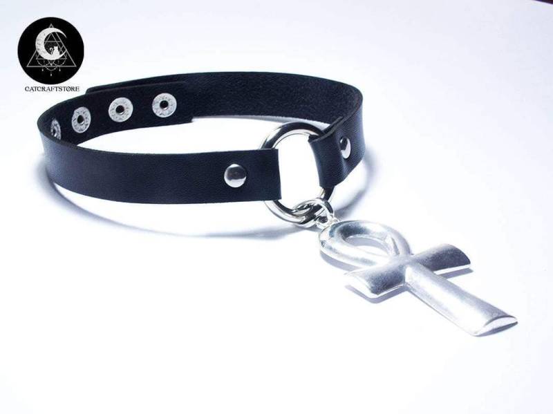 Gargantilha Robusta De Couro Vegano Preto Con Pingente Ankh Prateado Gargantilha Robusta De Couro Vegano Preto Con Pingente Ankh Prateado von CatCraftsCult